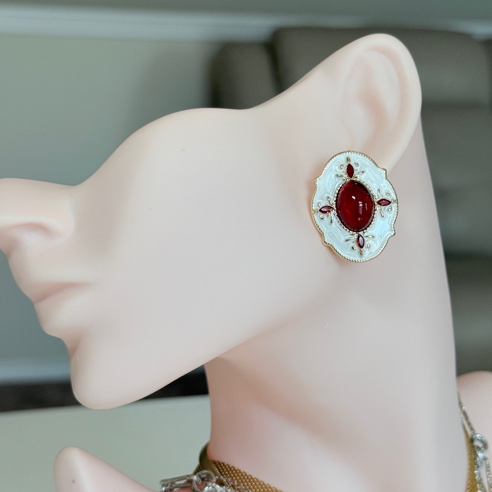 Elegant Red Oval Cabochon Gold-Tone Statement Earrings - Picture 4 of 12